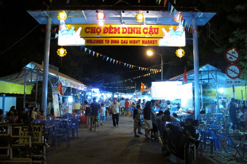 Khám phá chợ đêm Dinh Cậu trong tour du lịch Phú Quốc